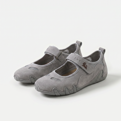 https://cdn.shopify.com/s/files/1/0895/7870/1129/files/novi-lightweight-comfort-ballet-flat-for-relaxed-summer-days-grey-1.png?v=1779376069